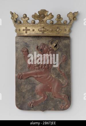 Het hartschild van het wapen van MA de Ruyter Gekroond houten wapenschild, in reliëf uitgesneden. Rode, naar Links klimmende leeuw met gouden kroon op zilveren veld. De randen van het schild zijn rood, evenals de onderkant van de kroon, die verguld is. Hersteller : AnoniemPlaats Herstellung: Nederland dating: In von na 1677 Material: Hout Techniek: Houtsnijwerk / Polychromie Abmessungen: H 48,5 cm. × b 32,8 cm. × d 9,1 cm. ToelichtingDe Spaanse koning Karel II verhef De Ruyter tot hertog bij schrijven van 18 maart 1676, wat hem hartschild opleverde. De Ruyter stierf nog voor hij hiervan Stockfoto