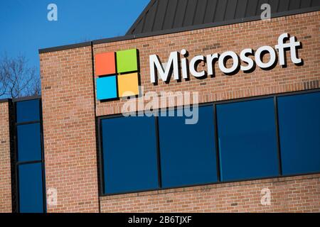 Ein Logo außerhalb einer von Microsoft besetzten Einrichtung in Elkridge, Maryland am 8. März 2020. Stockfoto