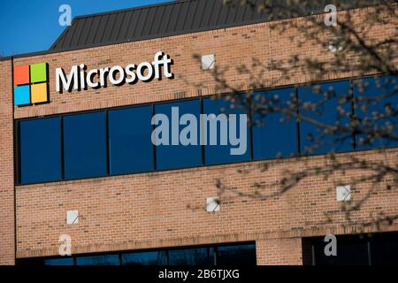 Ein Logo außerhalb einer von Microsoft besetzten Einrichtung in Elkridge, Maryland am 8. März 2020. Stockfoto