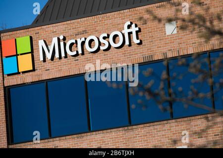 Ein Logo außerhalb einer von Microsoft besetzten Einrichtung in Elkridge, Maryland am 8. März 2020. Stockfoto