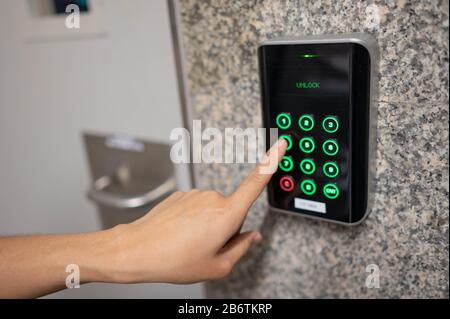 Das Sicherheitssystem, das die Tasten auf der Tastatur an der Tür der U-Bahn Bangkok drückt, Die Fingerfrau an der Tür, die die Steuerung drückt, um die Tür zu öffnen. Stockfoto
