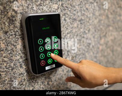 Das Sicherheitssystem, das die Tasten auf der Tastatur an der Tür der U-Bahn Bangkok drückt, Die Fingerfrau an der Tür, die die Steuerung drückt, um die Tür zu öffnen. Stockfoto