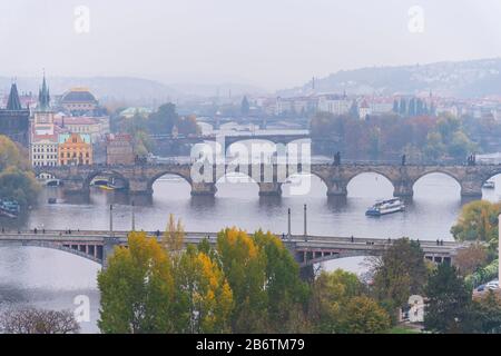 Blick auf die Skyline mit der historischen Karlsbrücke oder Karluv Most und der Moldau, Prag, Tschechien Stockfoto