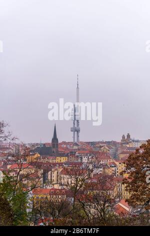 Blick auf die Prager Altstadt mit vielen Dächern, Kirchen und dem Wahrzeichen des Turm-Parks Praha. Stockfoto