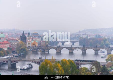 Blick auf die Skyline mit der historischen Karlsbrücke oder Karluv Most und der Moldau, Prag, Tschechien Stockfoto