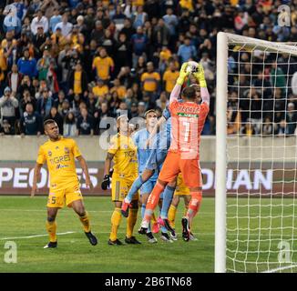 Harrison, NJ - Marc h11, 2020: Torhüter Nahuel Guzman von Tigres UANL rettet während Des Concacaf Champions League-Viertelfinales gegen NYCFC in der Red Bull Arena, Tigres gewann 1 - 0 Stockfoto