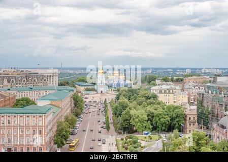 Blick auf das Kloster St. Michael Golden-Domed vom Glockenturm der Kathedrale der Heiligen Sophia. Kiew. Ukraine Stockfoto