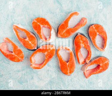 Roher Lachs Steaks Muster auf einem blauen Hintergrund Stockfoto