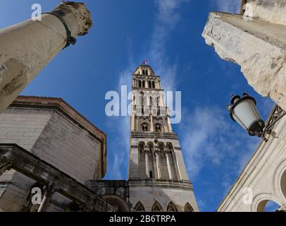 Kathedrale Saint Dommuth (Split, Kroatien) vor blauem Himmelshintergrund. Stockfoto