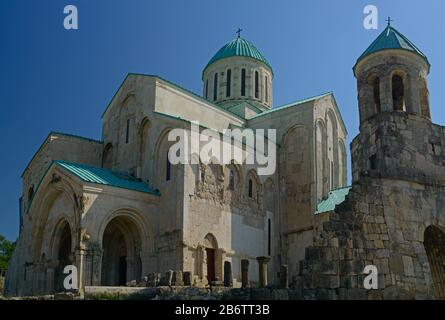 Die Kathedrale der Dormition oder die Kathedrale von Kutaisi, die vor blauem Himmel häufiger als Bagrati-Kathedrale bekannt ist. Stockfoto