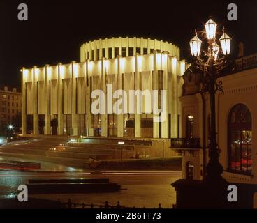 Beleuchtetes internationales Kongresszentrum oder ukrainisches Haus auf dem europäischen Platz, Kiew. (Ukraine, Kiew). Stockfoto