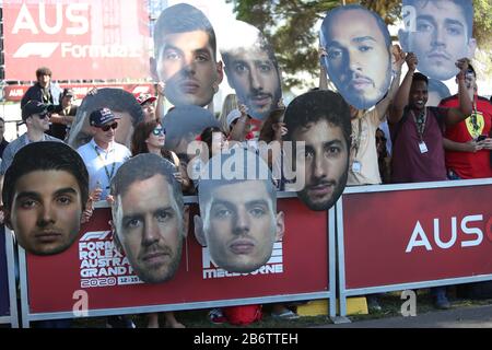 Albert Park, Melbourne, Victoria, Australien. März 2020. FIA-Formel-1-Weltmeisterschaft 2020 - Formel-1-Rolex Australian Grand Prix - Melbourne Walk - Fans, Die Auf einen Blick auf ihre Lieblingsfahrer warten - Image Credit: Brett keating/Alamy Live News Stockfoto