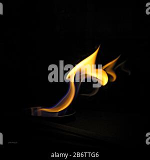 Diese Serie von Bewegungen und Formen von Feuer und Flammen ist eine reine Kunst, die für Ihre Wand auf feinem metallischem Papier oder auf Aluminiumverbundmaterial gedruckt werden soll. Stockfoto