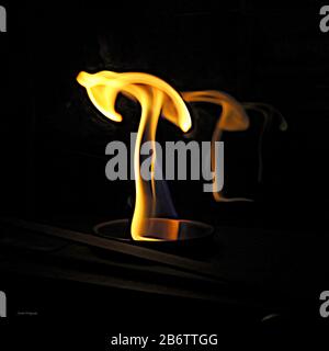 Diese Serie von Bewegungen und Formen von Feuer und Flammen ist eine reine Kunst, die für Ihre Wand auf feinem metallischem Papier oder auf Aluminiumverbundmaterial gedruckt werden soll. Stockfoto