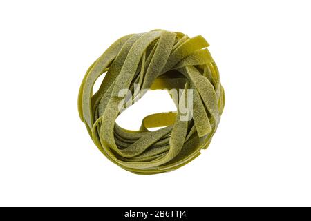Draufsicht auf Nestnudeln isoliert auf weißem Hintergrund. Italienische Tagliatelle mit Spinat. Stockfoto