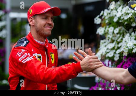 Melbourne, Australien, 12. März 2020. Sebastian Vettel (5) fuhr für die Scuderia Ferrari Mission Winnow grüßt die Fans im Fahrerlager während des großen Preises von Rolex Australien, Melbourne, Australien. Credit: Dave Hewison/Alamy Live News Stockfoto
