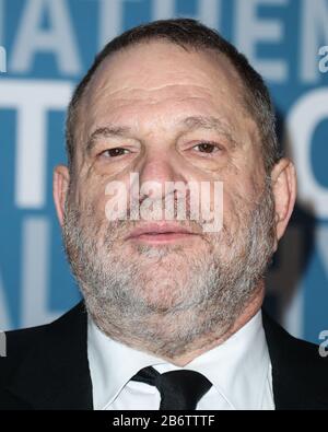 (Datei) 11. März 2020. Harvey Weinstein Zu 23 Jahren Haft verurteilt. Harvey Weinstein wird 23 Jahre in einem Gefängnis des Staates New York verbringen, nachdem er am Morgen des Mittwoch, den 11. März 2020, vom Richter des Obersten Gerichtshofs James Burke verurteilt wurde. In pic: Mountain VIEW, SANTA CLARA, KALIFORNIEN, USA - 4. DEZEMBER: Harvey Weinstein kommt am 4. Dezember 2016 im NASA Ames Research Center in Mountain View, Santa Clara, Kalifornien, USA zum Durchbruch Preis von 2017. Kredit: Image Press Agency/Alamy Live News Stockfoto