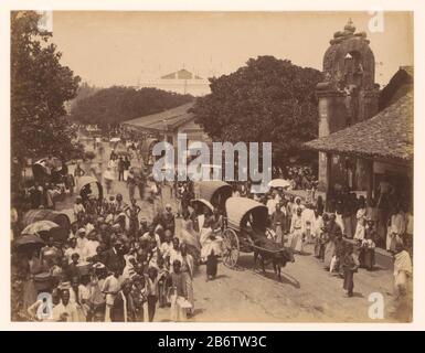 Hoek York Street en Chatham Street, Colombo Straat in Colombo (titel op object) Street Face in Colombo with Electric Streetcars, Trolleys and Shops Where: Lower ( vermutlich) a Photo Studio with signboard 'Views of Ceylon. Auf der rechten Ecke lagern Apothecaries Ld.. Teil des Reisealbums mit Fotos von Aktivitäten und Attraktionen in Sumatra und Java und der Reise von und nach Dutch-Indië. Hersteller : Fotograf: AW Plate & Co.Plaats Herstellung: Unbekannt Datum: CA. 1900 - ca. 1920 Physikalische Merkmale: Platin-Druckmaterial: Papiertechnik: Platin-Druck Abmessungen: Foto: H 215 mm × h Stockfoto