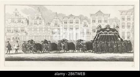 Hofdienaren begleiden het lijk van Anna van Hannover in de lijkstoet te Delft, 1759 Lijkstoet van prinses Anna van Hannover te Delft (serietitel) die Herde mit dem Sarg. Teil einer Serie von 16 Platten im Radierdruck des Trauerzugs von Delft bestattete Prinzessin Anna Hannover. Hersteller am 23. Februar 1759: Druckermeister Simon Fokke zum Zeichnen: Paul Constantine la FarguePlaats Herstellung: Amsterdam Datum: 1759 - 1761 Physikalische Merkmale: Radierung; Proofing-Material: Papiertechnik: Ätzmaße: Plattenkante: H 190 mm × W 396 mm Betreff: Cortege, Trauerprozession Bestattung von A. Stockfoto