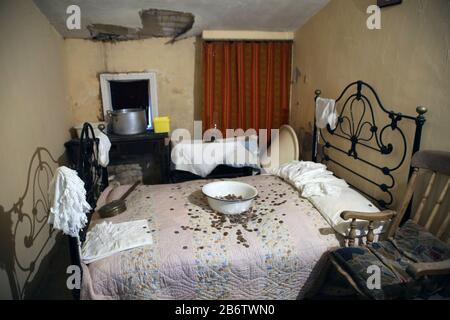 Chambre des jeunes mariés au musée du Famous Blacksmiths Shop de Gretna Green / Newords bedroom at the Famous Blacksmiths Shop Museum in Gretna Gre Stockfoto