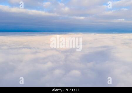 Luftbild Weiße Wolken in blauem Himmel mit Sonnenhalo. Draufsicht. Blick von der Drohne. Vogelperspektive. Luftbild Draufsicht cloudscape. Struktur von Wolken Stockfoto