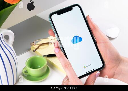 Helsinki, Finnland, 30. Januar 2020: Microsoft OneDrive Anwendungssymbol auf dem Apple iPhone X Bildschirm Nahaufnahme. Symbol für Microsoft Onedrive App. Microsoft aus Stockfoto