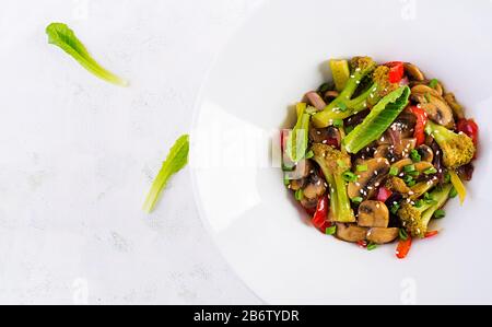 Braten Sie Gemüse mit Pilzen, Paprika, roten Zwiebeln und Brokkoli. Gesunde Ernährung. Asiatische Küche. Draufsicht, Overhead Stockfoto