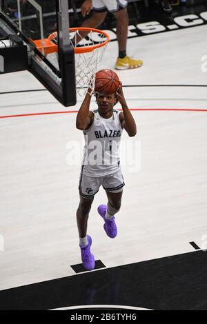 Sierra Canyon Trailblazers schützen Bronny James (0) vor einem CIF State Open Division Southern Regional Final High School Basketballspiel gegen Etiwanda, Dienstag, 10. März 2020, in Northridge, Kalifornien, USA. (Foto von IOS/Espa-Images) Stockfoto