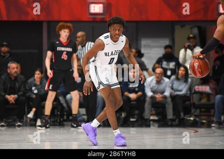 Sierra Canyon Trailblazers schützen Bronny James (0) während eines CIF State Open Division Southern Regional Final High School Basketballspiels gegen Etiwanda, Dienstag, 10. März 2020, in Northridge, Kalifornien, USA. (Foto von IOS/Espa-Images) Stockfoto