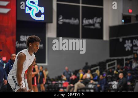Sierra Canyon Trailblazers schützen Bronny James (0) während eines CIF State Open Division Southern Regional Final High School Basketballspiels gegen Etiwanda, Dienstag, 10. März 2020, in Northridge, Kalifornien, USA. (Foto von IOS/Espa-Images) Stockfoto
