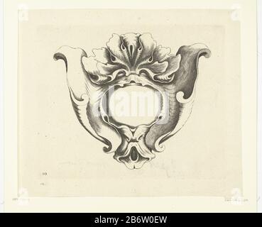 Hoofdvormige Cartouche Veelderhande Nieuwe Compartmente (serietitel) Mit unten ein Masker. Hersteller : Druckerhersteller Jacob Lutmanaar Design: Johannes Lutma (1584-1669) Herausgeber: Friedrich der WitPlaats Herstellung: Amsterdam dating: CA. 1654 - ca. 1678 Material: Papiertechnik: Ätzmaße: Plattenkante: H 182 mm × W 223 mm Betreff: Schmuck  Kartuschenmaske, Maskaron  Schmuck Stockfoto