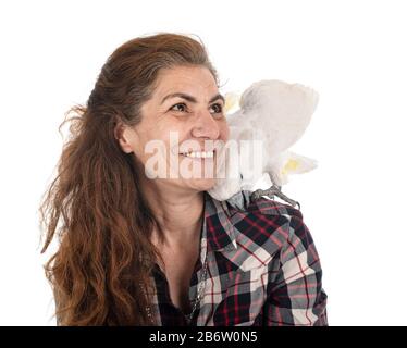 Kakadus und Frau vor weißem Hintergrund Stockfoto
