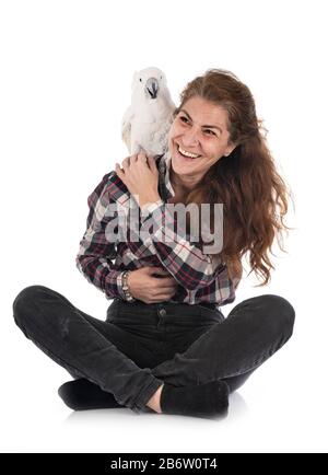 Kakadus und Frau vor weißem Hintergrund Stockfoto