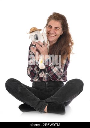 Kakadus und Frau vor weißem Hintergrund Stockfoto
