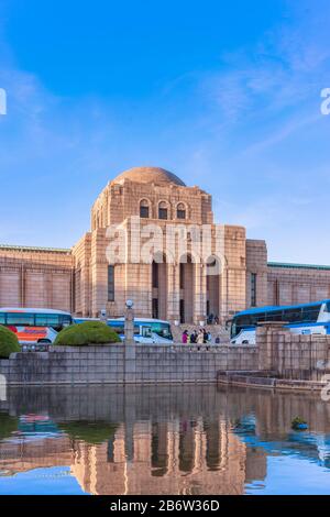 Tokio, japan - 17. november 2019: Meiji Memorial Picture Gallery, die dem Kaiser Meiji gewidmet ist und von dem Architekten Masatsugu Kobayashi 1926 in To entworfen wurde Stockfoto