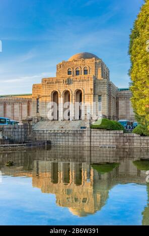 Tokio, japan - 17. november 2019: Meiji Memorial Picture Gallery, die dem Kaiser Meiji gewidmet ist und von dem Architekten Masatsugu Kobayashi 1926 in To entworfen wurde Stockfoto