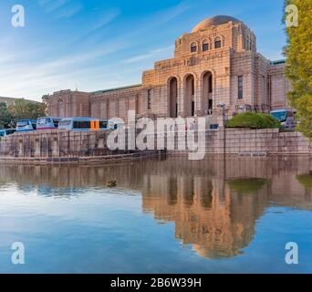 Tokio, japan - 17. november 2019: Meiji Memorial Picture Gallery, die dem Kaiser Meiji gewidmet ist und von dem Architekten Masatsugu Kobayashi 1926 in To entworfen wurde Stockfoto