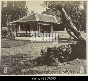 Huis en personeel Großes Haus mit mehreren Familienmitgliedern und Mitarbeitern. Teil des grünen Fotoalbums mit Bildern von Java, vom Holding-Apotheker Specht-Grab, das 1865 von Batavia in die Niederlande terugkeerde ging. Hersteller : Fotograf: Woodbury & Page Ort Herstellung: Java Datum: 1863 - 1869 Physikalische Merkmale: Albumindrucke auf Fotopapier auf Karton Album-Material: Papiertechnik: Albumdrucke Abmessungen: H 168 mm × W 196 mm Betreff: Landhaus Wann: 1860 - 1869 Stockfoto