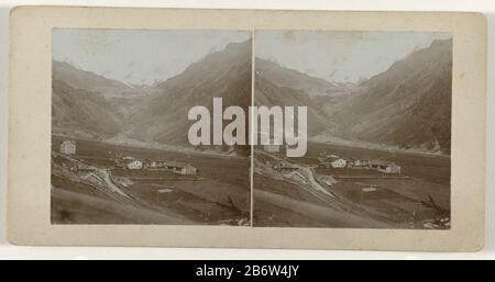 Huizen gelegen langs een weg in het Oostenrijkse berglandschap Sulden 1906 (titel op object) Beherbergt entlang einer Straße in den österreichischen Bergen Ulden 1906 (title object) Objekttyp: Stereobild Artikelnummer: RP-F 2007-15-164 Hersteller: Fotograf: Geldolph Adriaan Kessler (möglich) Ort Herstellung: Österreich Datum: 1906 Material: Sprichwörtl. Papiertechnik: Daglichtcollodiumzilverdruk Abmessungen: Blatt: H 80 mm × W 157 mmOnderwerp Stockfoto