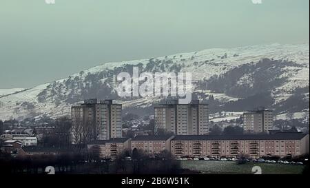 Glasgow, Schottland, Großbritannien, 12. März 2020: Großbritannien Wetter: Nächtliche Schneedecke wurde auf den Kilpatrick-Hügeln im Nordwesten der Stadt über dem Vorort Drumchapel hervorgehoben. Copywrite Gerard Ferry/Alamy Live News Stockfoto