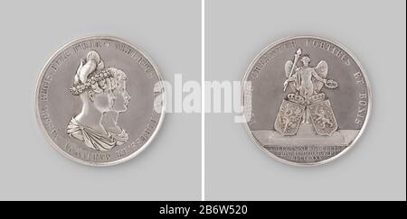 Huwelijk van Albrecht Friedrich Heinrich, prins van Pruisen traf Louisa Mariannes, prints der Nederlanden te s-Gravenhage Bronzen Penning. Voorzijde: Borststuk vrouw en man bonnen omschrift. Keerzijde: Gevleugelde Hymen trafen sich in rechten Brandenden huwelijkstoorts en in linkerhand krans staat op voetstuk, Stockfoto