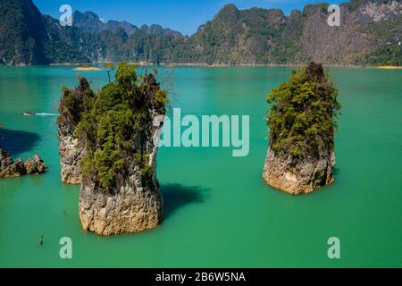 Luftaufnahme aus tiefem Winkel mit spektakulären Felsfingern aus Kalksteinen in einem riesigen See (Guilin von Thailand, Cheow Lan Lake) Stockfoto