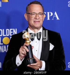 (Akte) Tom Hanks und Rita Wilson prüfen Positiv für Coronavirus COVID-19. Tom Hanks und Rita Wilson haben am Mittwoch, 11. März 2020 angekündigt, dass sie positiv auf COVID-19 (Coronavirus) getestet haben, die ersten Berühmtheiten, die mit einer Diagnose an die Öffentlichkeit gehen. Beverly HILLS, LOS ANGELES, KALIFORNIEN, USA - 05. JANUAR: Schauspieler Tom Hanks, Gewinner des Cecil B. Demille Award, posiert im Presseraum während der 77. Jährlichen Golden Globe Awards, die am 5. Januar 2020 im Beverly Hilton Hotel in Beverly Hills, Los Angeles, Kalifornien, USA abgehalten werden. (Foto von Xavier Collin/Image Press Agency) Stockfoto