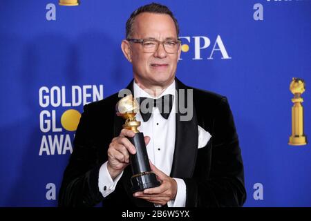 (Akte) Tom Hanks und Rita Wilson prüfen Positiv für Coronavirus COVID-19. Tom Hanks und Rita Wilson haben am Mittwoch, 11. März 2020 angekündigt, dass sie positiv auf COVID-19 (Coronavirus) getestet haben, die ersten Berühmtheiten, die mit einer Diagnose an die Öffentlichkeit gehen. Beverly HILLS, LOS ANGELES, KALIFORNIEN, USA - 05. JANUAR: Schauspieler Tom Hanks, Gewinner des Cecil B. Demille Award, posiert im Presseraum während der 77. Jährlichen Golden Globe Awards, die am 5. Januar 2020 im Beverly Hilton Hotel in Beverly Hills, Los Angeles, Kalifornien, USA abgehalten werden. (Foto von Xavier Collin/Image Press Agency) Stockfoto