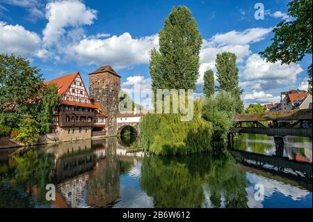 Weinstadel, Wasserturm, Henkersteg oder langer Steg, Inselflohmarkt, Fluss Pegnitz, historische Meile der mittelalterlichen Altstadt, Nürnberg, Mitte Stockfoto