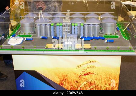 Das auf dem 3D-Drucker gedruckte Granary-Modell. Lagerhaus zur Lagerung von Getreide. Stockfoto