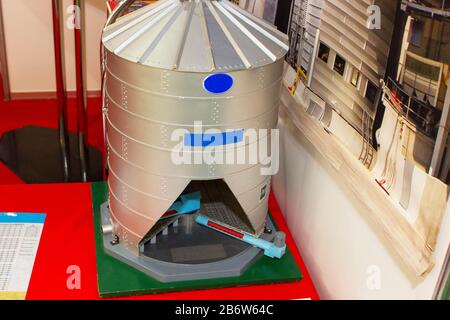 Das auf dem 3D-Drucker gedruckte Granary-Modell. Lagerhaus zur Lagerung von Getreide. Stockfoto