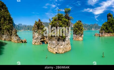 Luftaufnahme aus tiefem Winkel mit spektakulären Felsfingern aus Kalksteinen in einem riesigen See (Guilin von Thailand, Cheow Lan Lake) Stockfoto