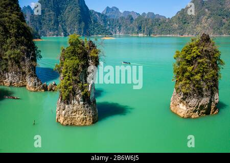 Luftdronblick auf Langschwankboote rund um spektakuläre Kalkfinger und Karsten auf einem riesigen, von Dschungel umgebenen See Stockfoto