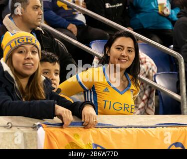 Harrison, Vereinigte Staaten. März 2020. Fans von Tigres UANL nehmen am Concacaf Champions League-Viertelfinale gegen NYCFC in der Red Bull Arena Teil, Tigres gewann 1 - 0 (Foto von Lev Radin/Pacific Press) Credit: Pacific Press Agency/Alamy Live News Stockfoto